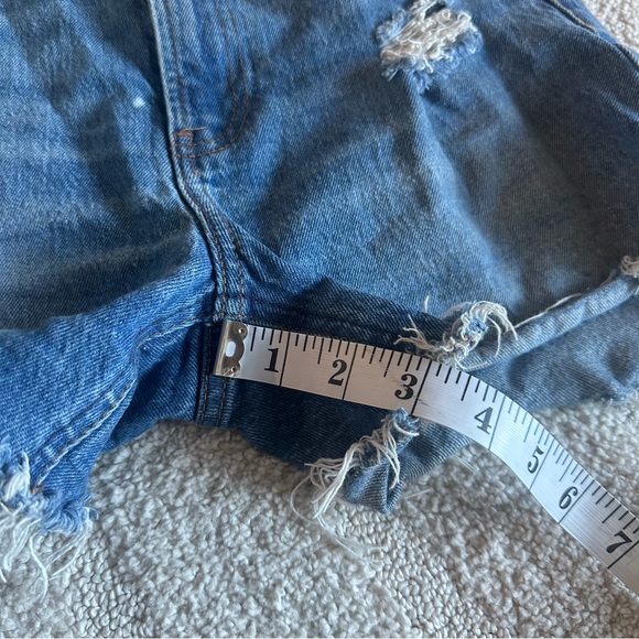Abercrombie & Fitch Women’s High Rise 4” Distressed Shorts - Picture 3 of 6
